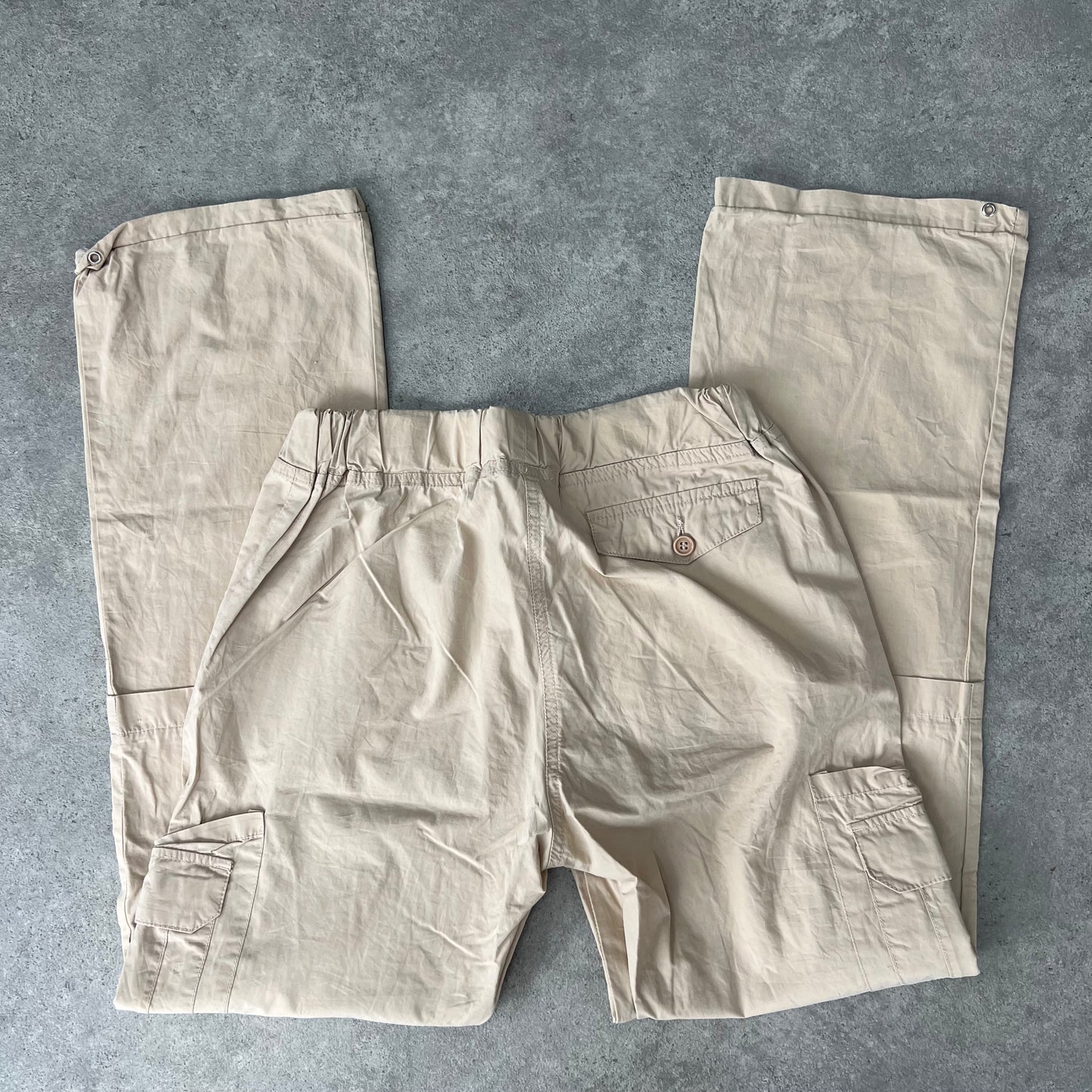 Cargo trousers with zip pocket